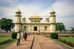 Agra;-Allée;-Architecture;-Chhatri;-Dôme;-Grès-rouge;-Inde;-Itimad-ud-Daulah;-Jardin;-Kaleidos;-Kaleidos-images;-La-parole-à-limage;-Marbre-blanc;-Mausolée;-Minarets;-Mirza-Ghiyas-Beg;-Moghols;-Nur-Jahan;-Petit-Taj;-Stories-Pictures;-Tarek-Charara;-Tombeau;-Uttar-Pradesh;-Visiteurs